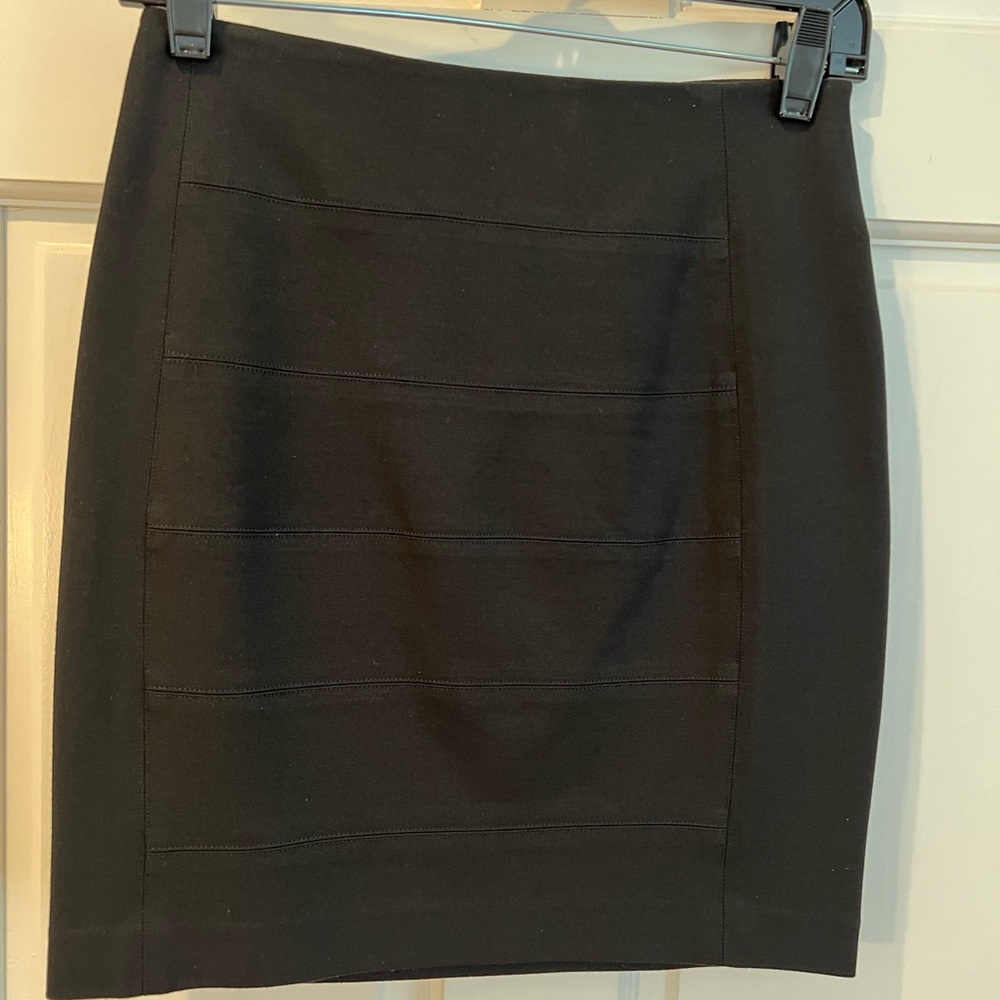 VINCE BLACK PONTE MINI SKIRT WITH HORIZONTAL SEAM DETAIL ON FRONT & BACK OF MINI